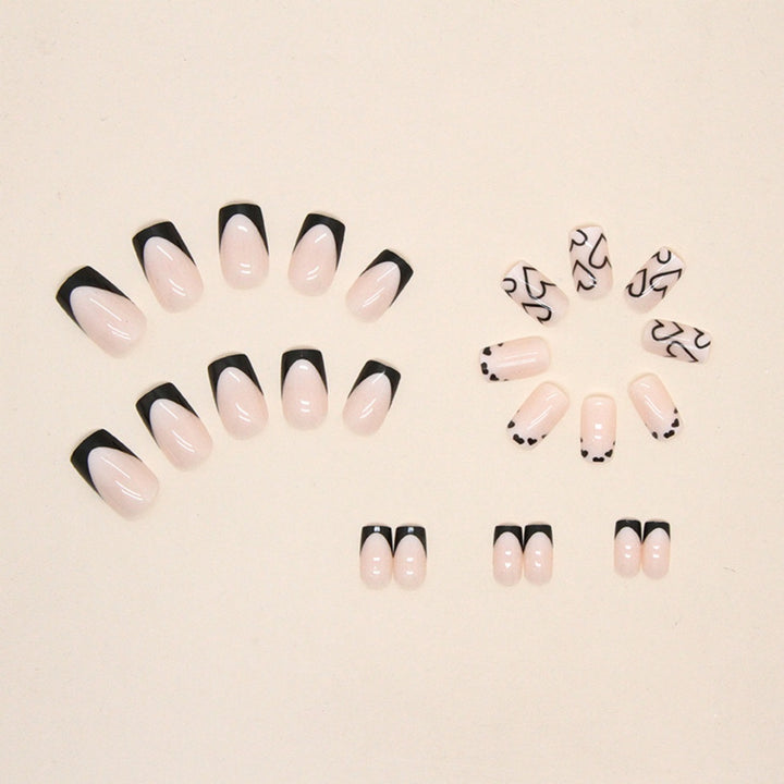 Elegante Herzmuster Nagelkunst Karnz