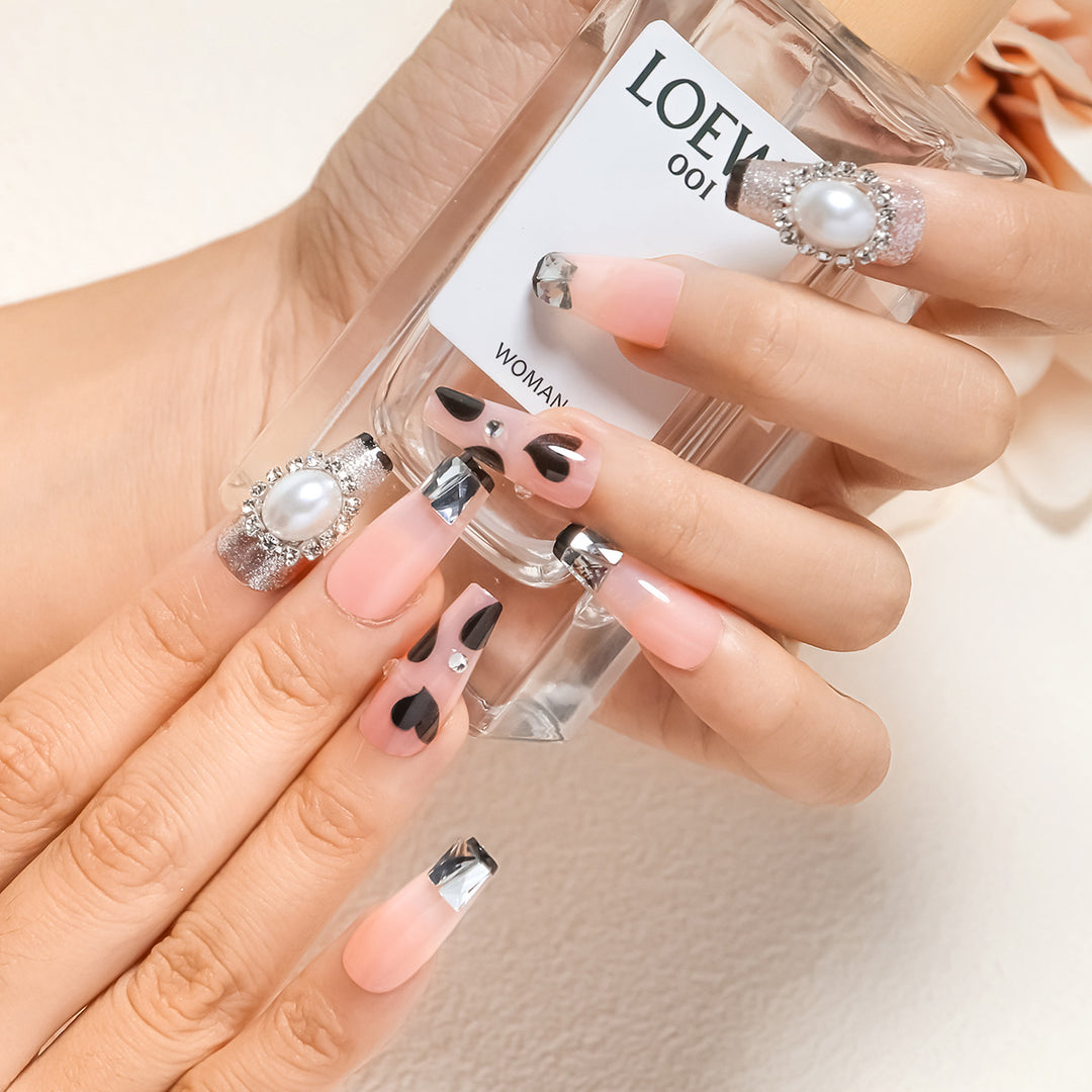 Dekorativer Press-On-Nagelset mit 3D-Akzenten Karnz