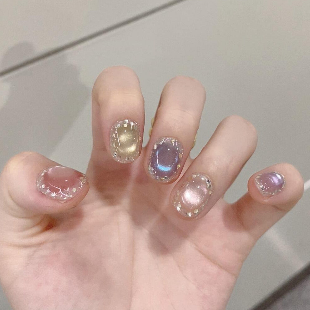 Künstliche Kunstnägel mit Schimmernden Effekten und Eleganten Glitzerakzenten Karnz