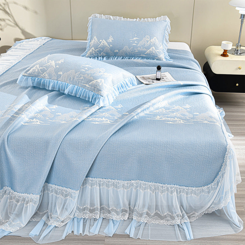 Eleganter Steppbettüberwurf mit Spitzen-Volant und Gebirgsjacquard