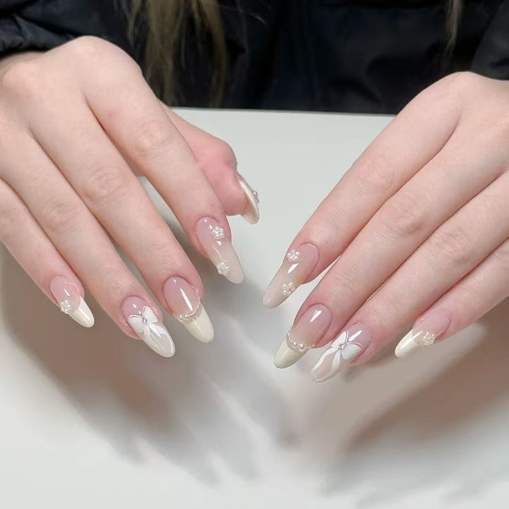 Künstlerisches, mandelförmiges Press-On-Nagelset mit eleganten floralen Akzenten Karnz