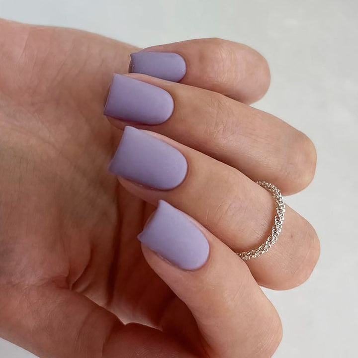 Künstliche Nagelkunst mit mattem Finish Karnz