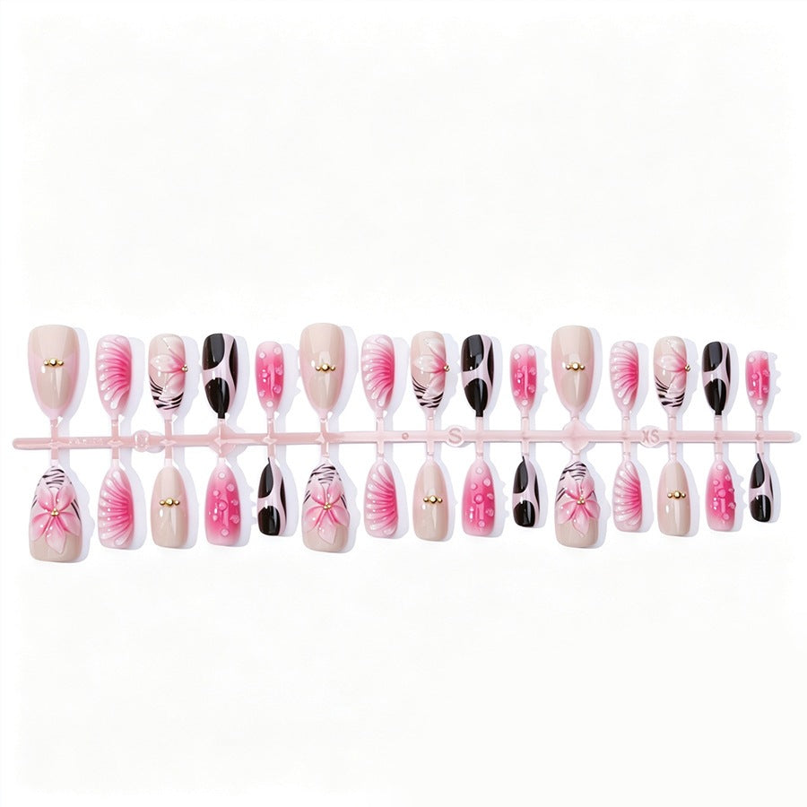 Kunstnagelset mit filigranen Blüten- und Glitzerakzenten Karnz