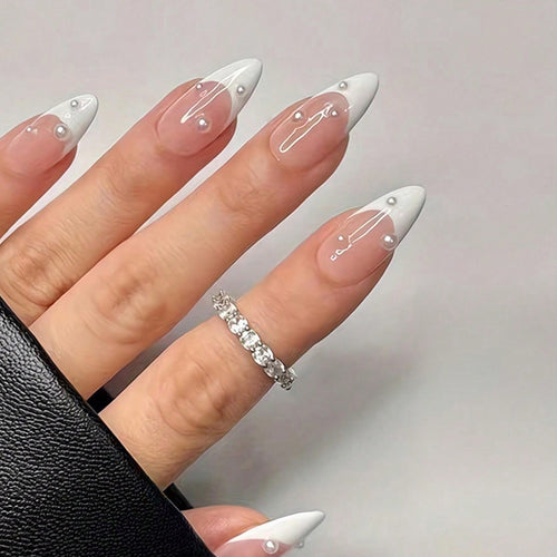 Kunstnagelset mit elegantem French-Tip und schimmernden Perlenakzenten Karnz