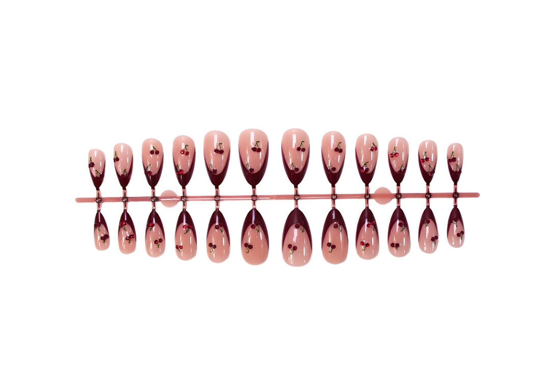 Kunstnagelset mit eleganten Spitzen und glamourösen Nagelakzenten Karnz
