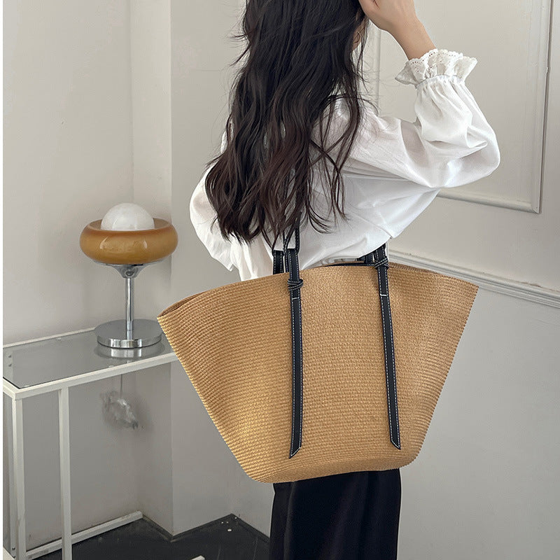 Damen Elegante Handtasche aus geflochtenem Naturmaterial mit luxuriösen Ledergriffen Karnz