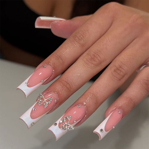 Dekorativer Press-On Nail Kit mit Schmetterlingsakzenten Karnz