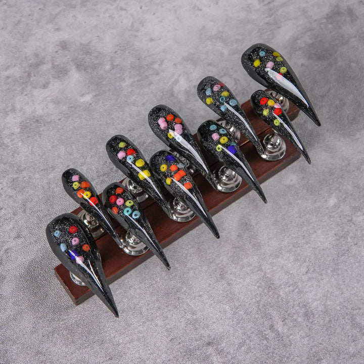 Dekorative Stiletto Press-On Nagelverbesserungen