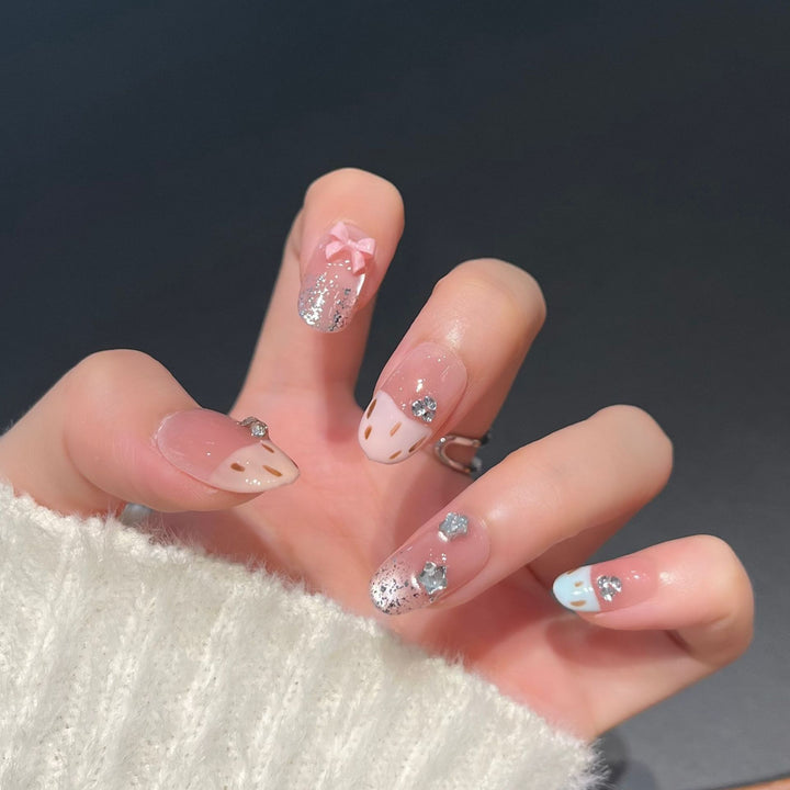 Dekorative Press-On Nagelkunst mit Schleifen- und Edelsteinakzenten Karnz