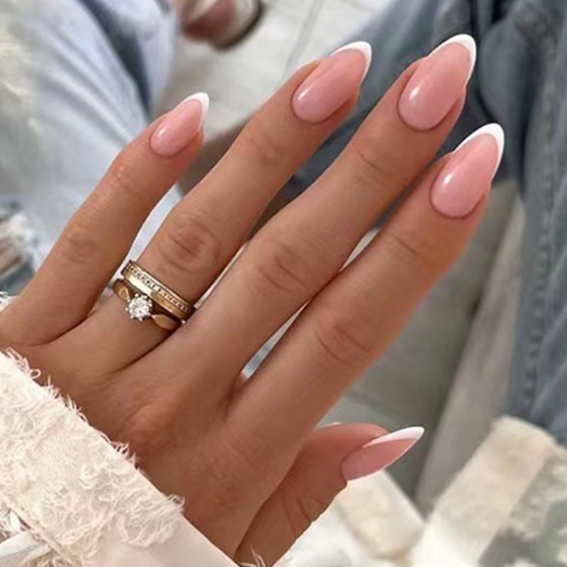 Elegante und glänzende Nagelverlängerungen Karnz