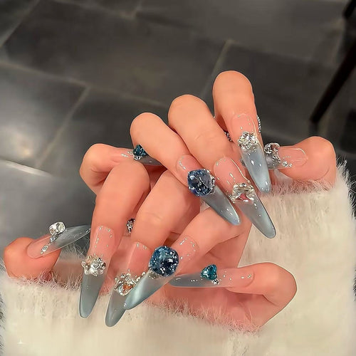 Stiletto-Nagelkunstverlängerungen mit Edelsteinakzenten