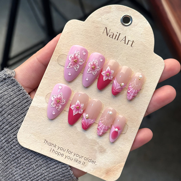 Elegantes, mit Blumen verziertes Press-On-Nagel-Set Karnz