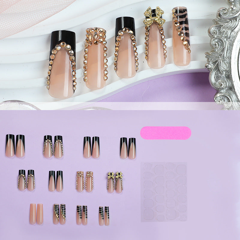Kunstnagelset mit Glamourösen Verzierungen Karnz