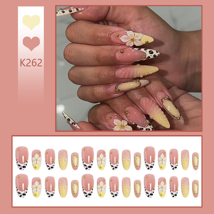 Kunstnagelset mit floralen und goldenen Applikationen Karnz