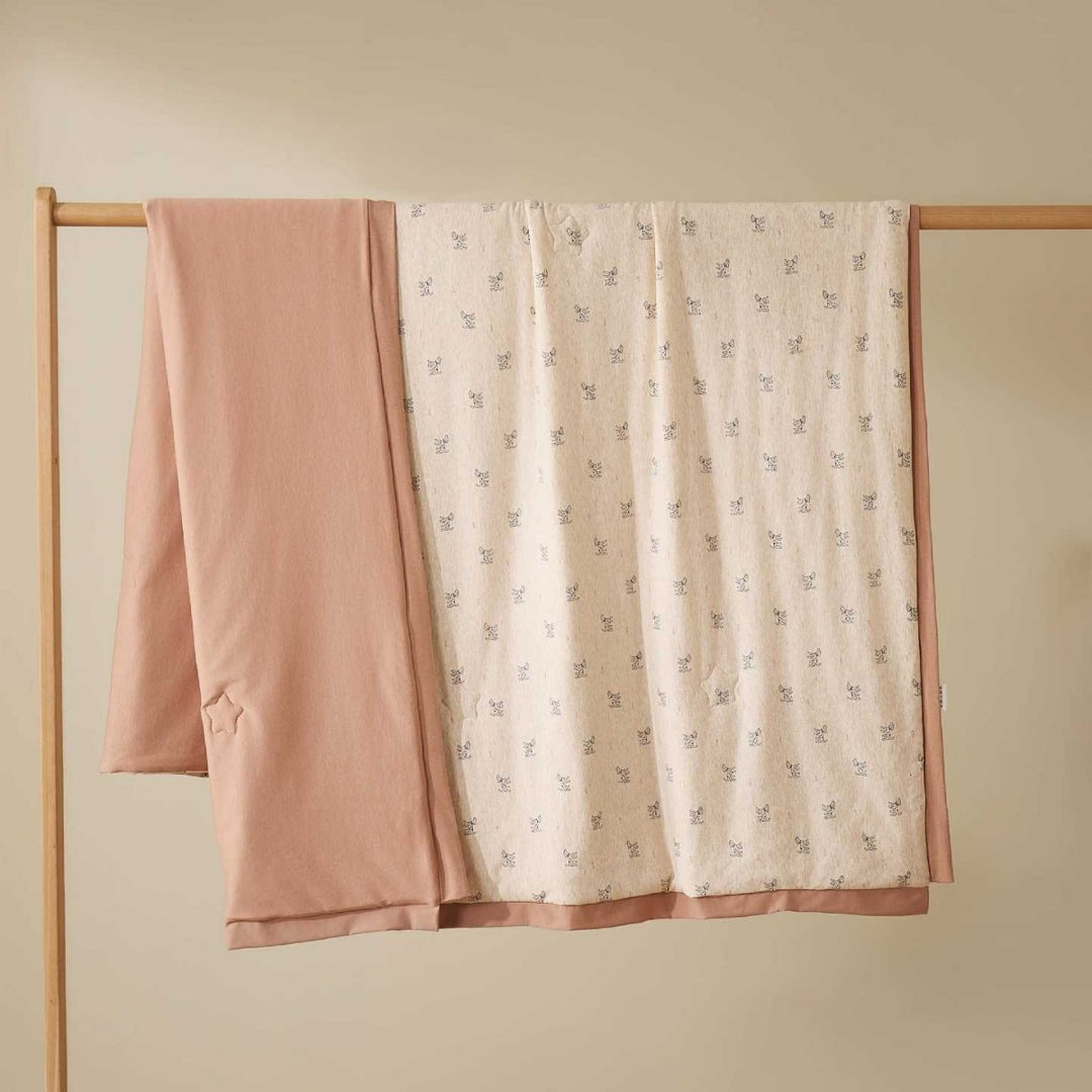 Doppellagige Babykrabbeldecke aus Baumwoll-Jersey mit leichter Wattierung und zartem Allover-Tierprint