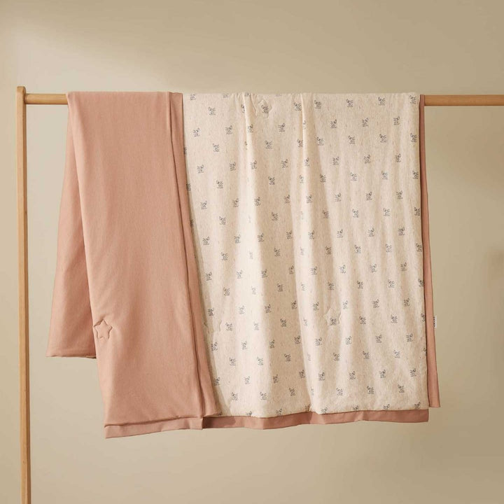 Doppellagige Babykrabbeldecke aus Baumwoll-Jersey mit leichter Wattierung und zartem Allover-Tierprint
