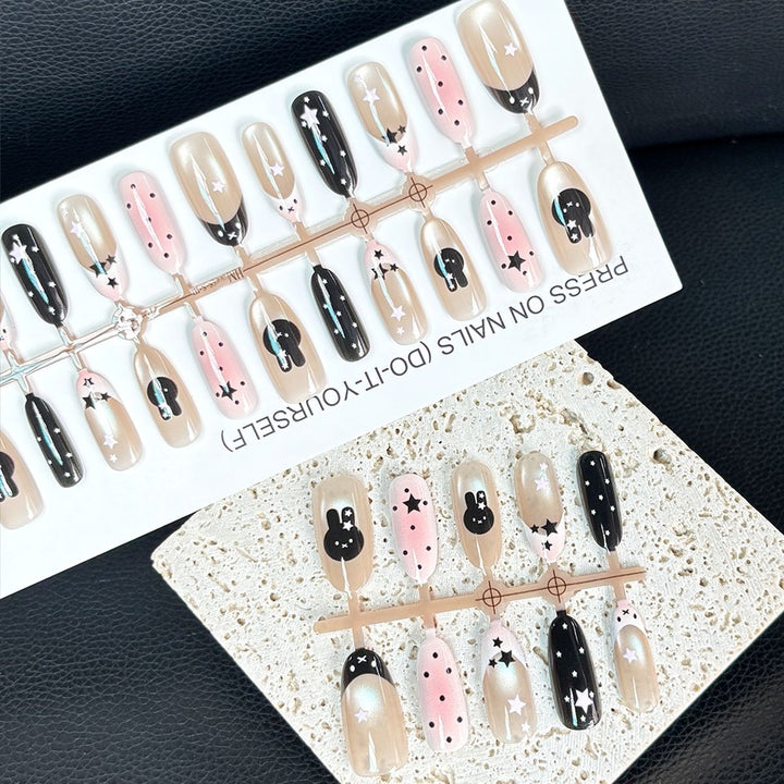 Künstlerisches Press-On Nageldesign Karnz