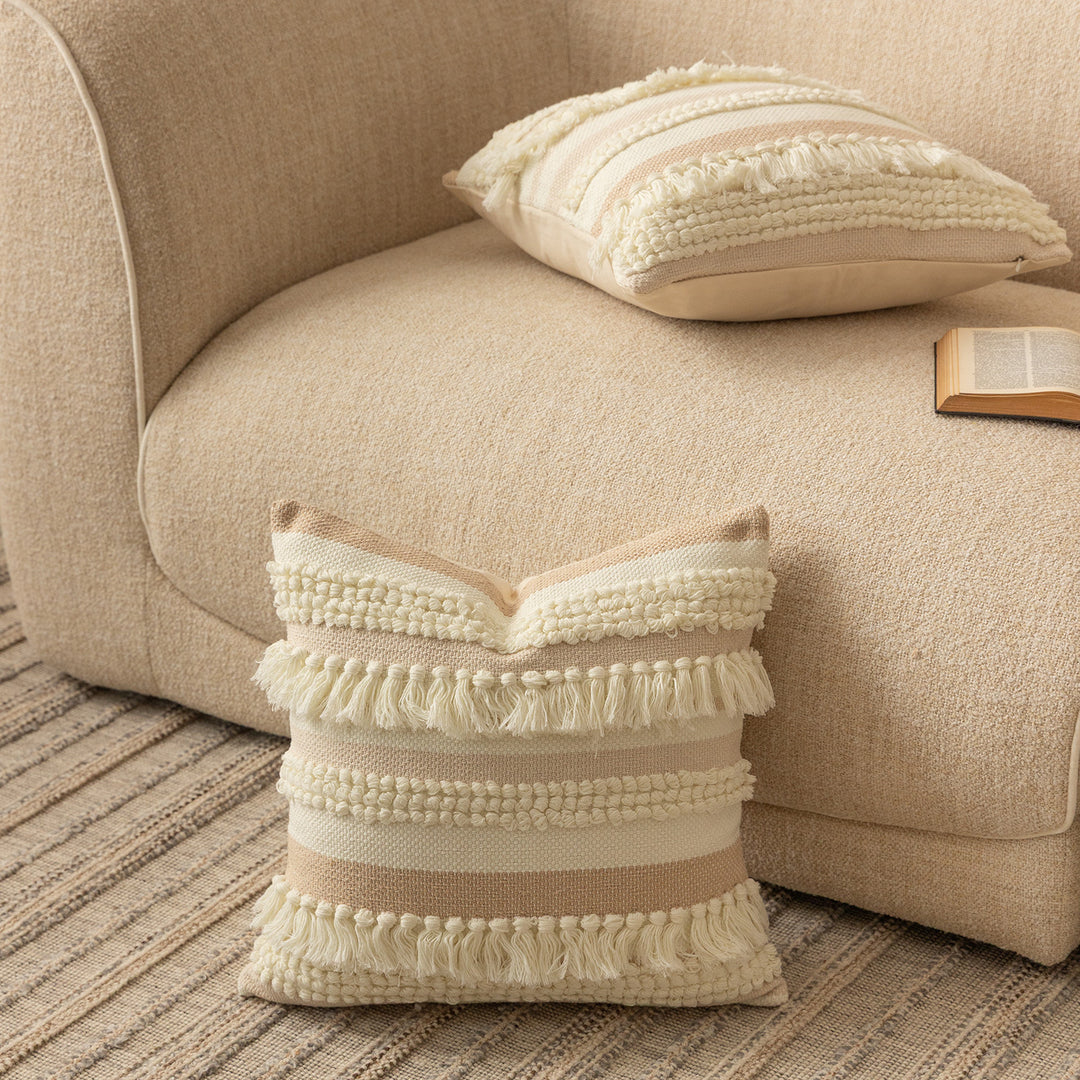 Handgewebtes Boho-Dekokissen mit gestuften Fransenstreifen und Bouclé‑Applikationen