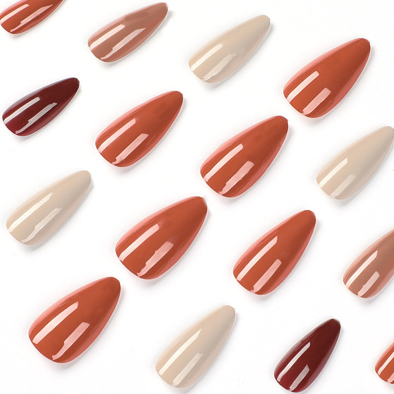Kreative Nagelkunst mit schicker Stiletto-Form Karnz