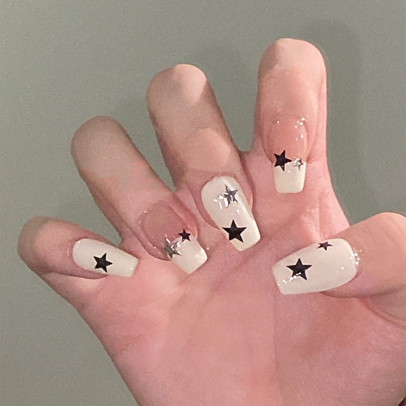 Kunstnagelset mit glamourösem Sternen-Design und funkelnden Akzenten Karnz