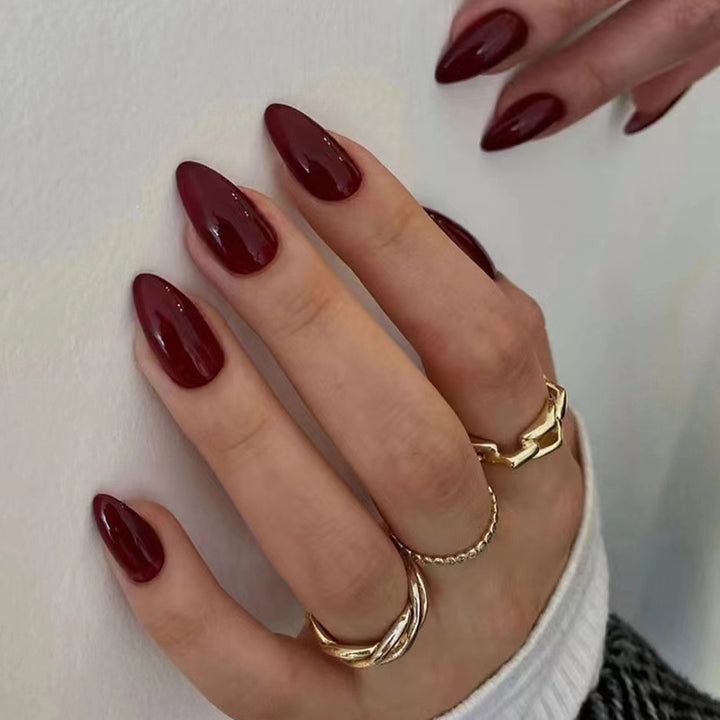 Kunstnagelset mit eleganten spitzen Formen Karnz