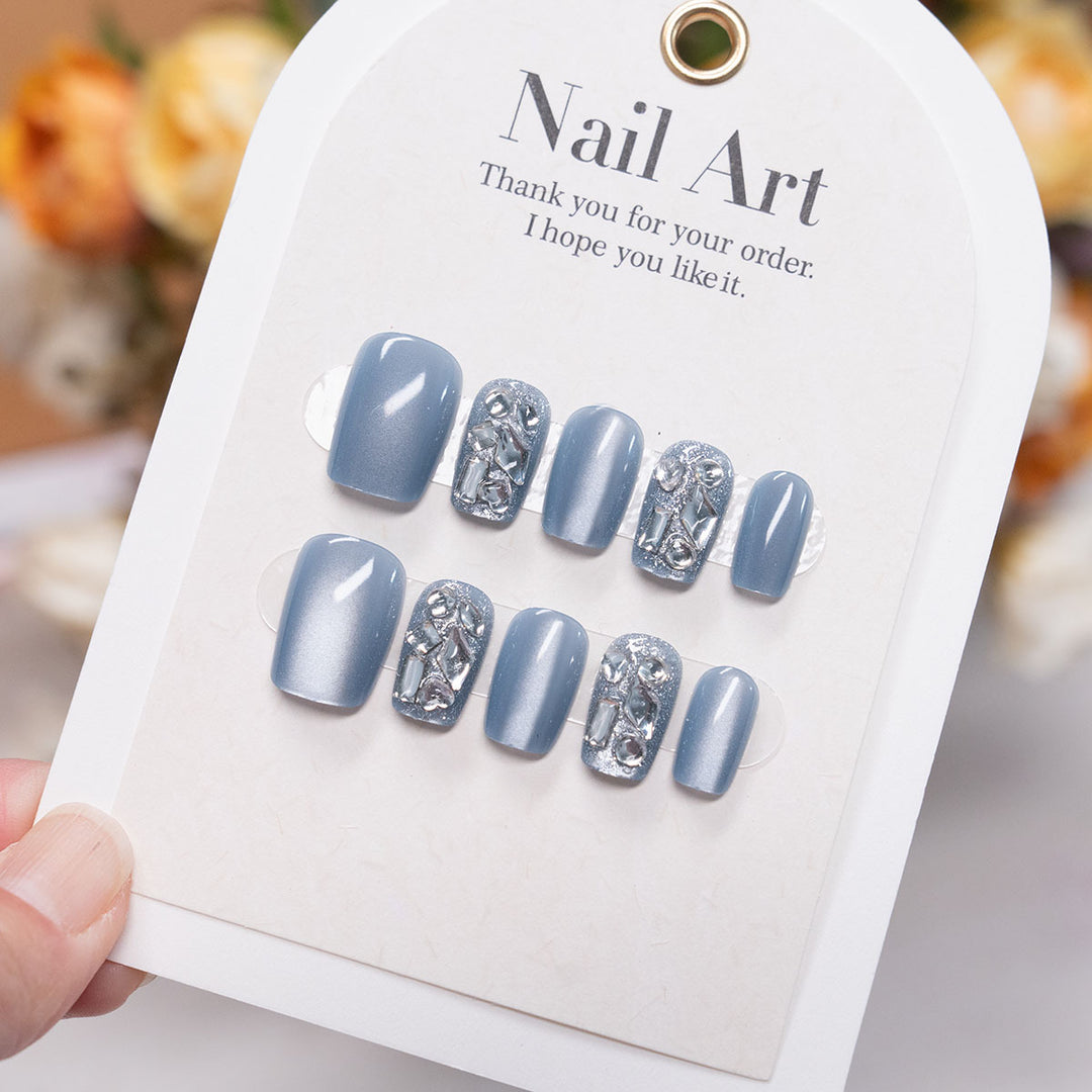 Dekoratives Press-On-Nagelkunst-Set mit schimmernden silbernen Akzenten