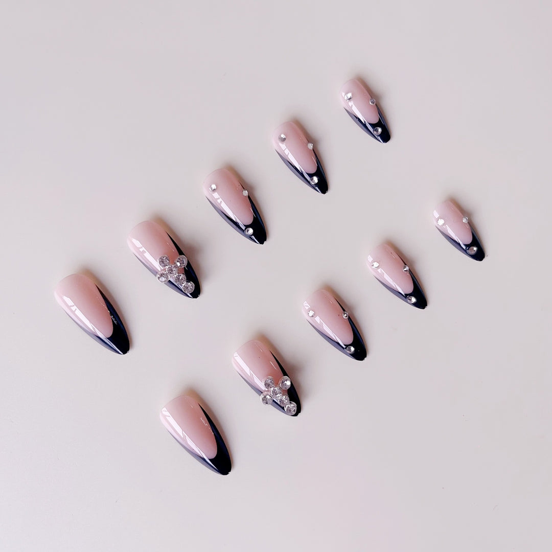 Kunstnagelset mit luxuriösem französischem Design und strahlenden Akzenten Karnz