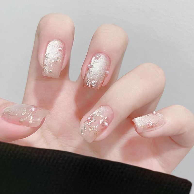 Künstlerisches Press-on-Nagel-Set mit eleganten Blumen- und Perlenakzenten Karnz