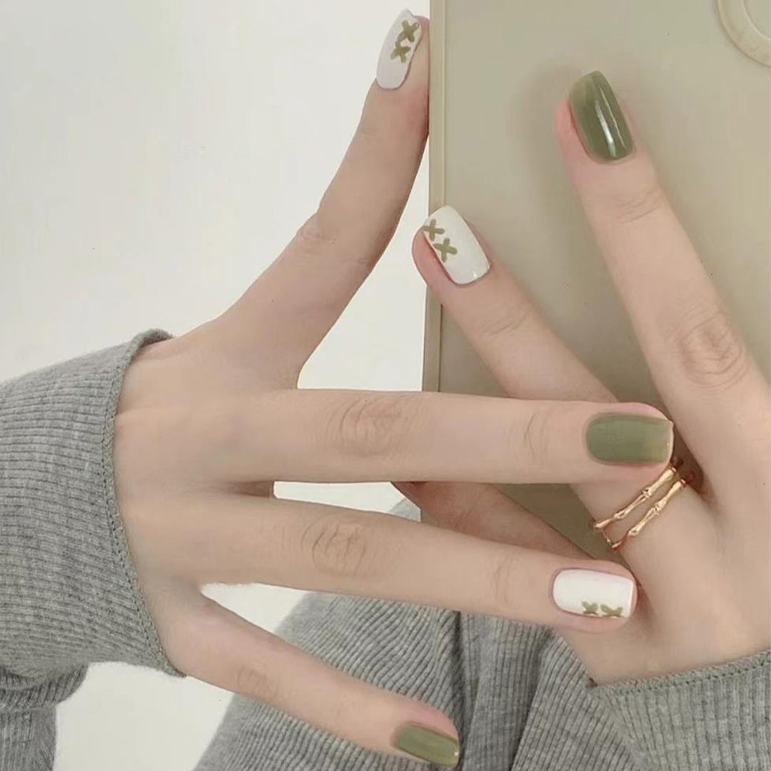 Künstlerisches Press-On Nagelset mit elegantem Muster