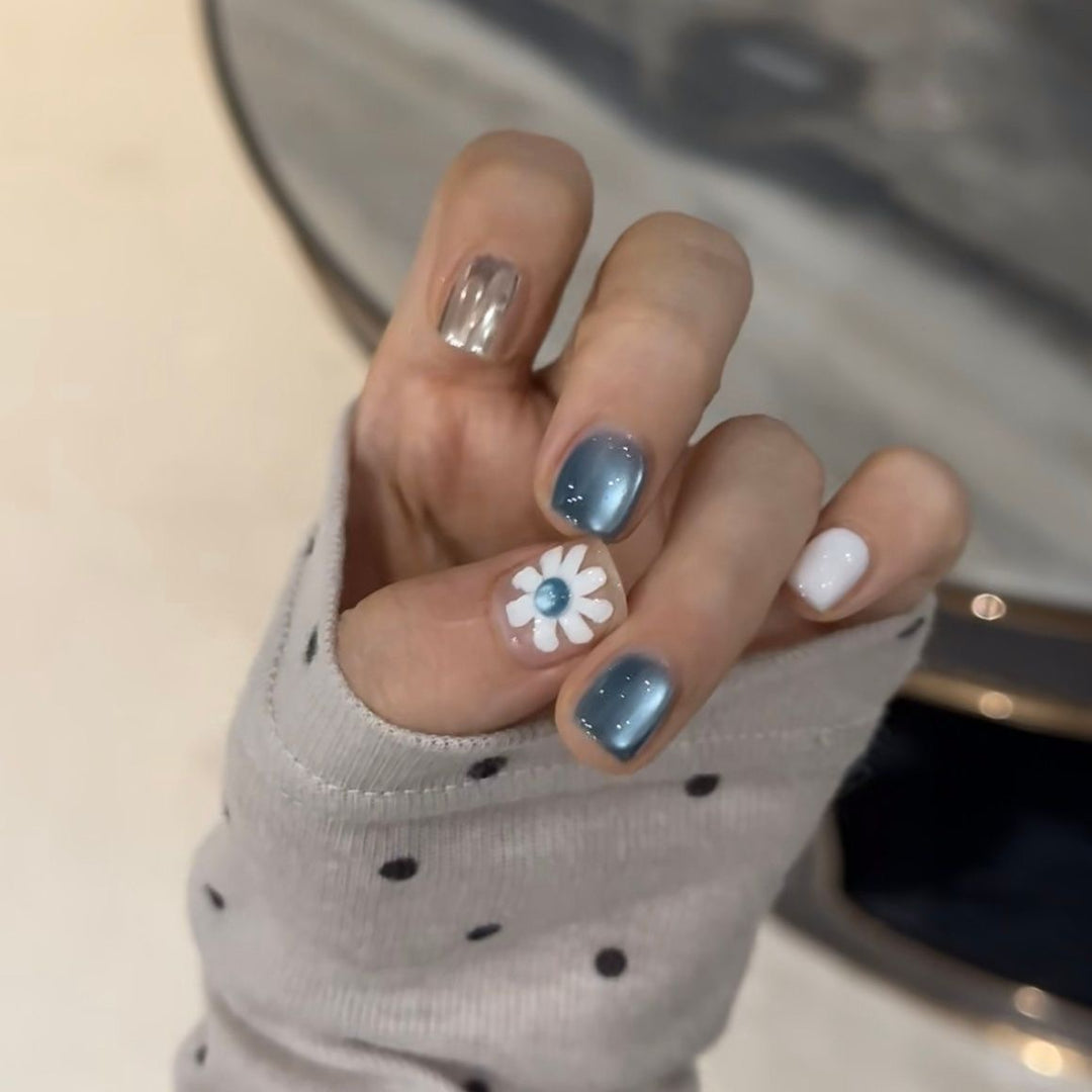 Dekorative Blumen Nagelkunst Karnz