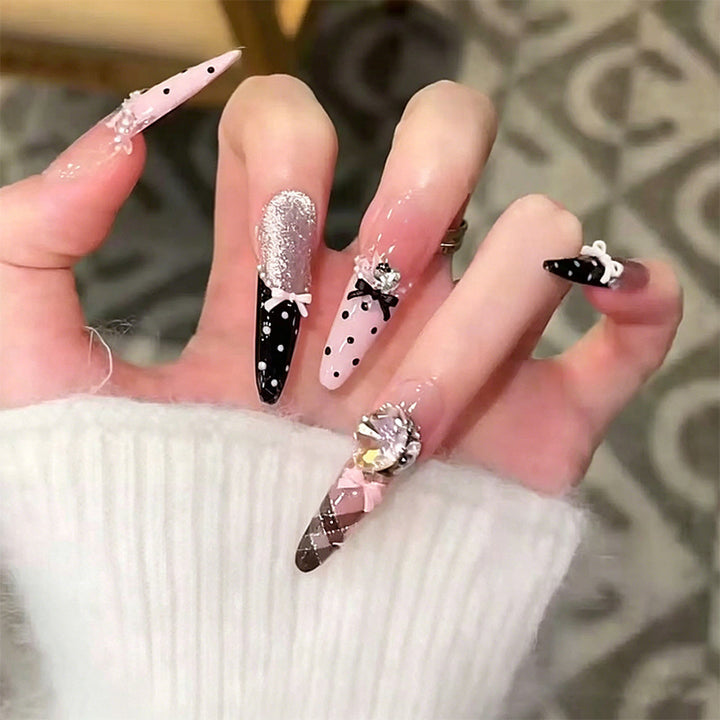 Kunstnagelset mit eleganten Glitzer-Akzenten Karnz