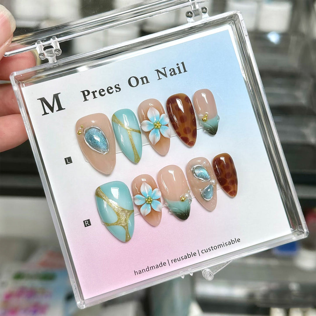 Künstlerisches Press-On Nagelkunstset mit floralen und Edelsteinen Akzenten Karnz