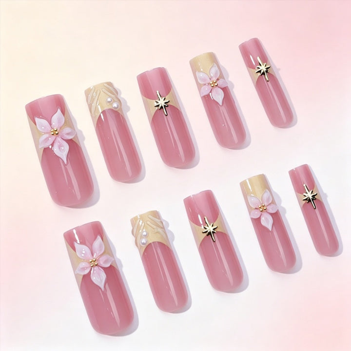 Kunstnagelset mit zarten Blüten- und Glitzerelementen Karnz