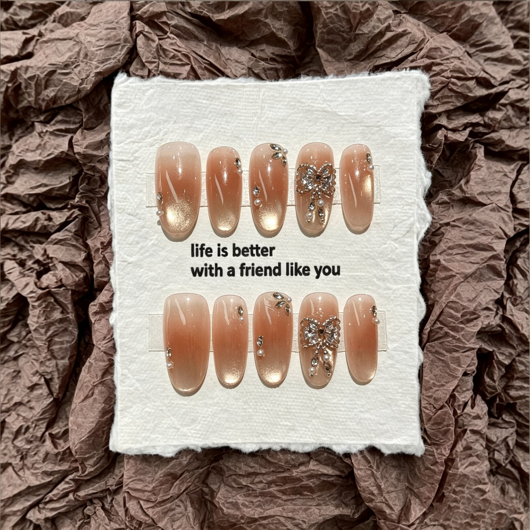 Elegante Press-On Nagelkollektion mit Schmuckakzenten