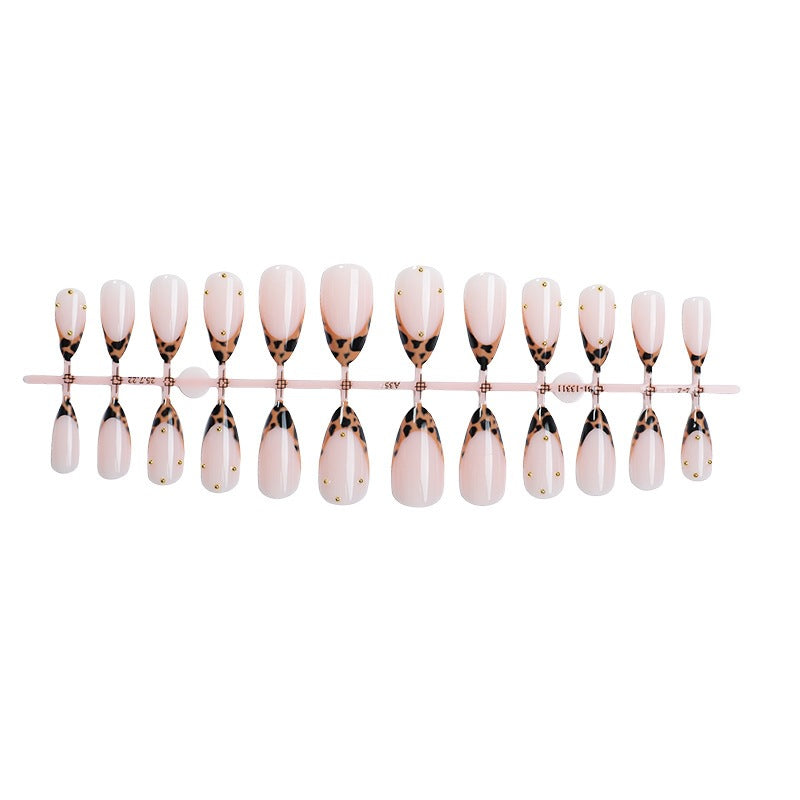 Kunstnagelset mit elegantem Leoparden-Design und Goldakzenten Karnz