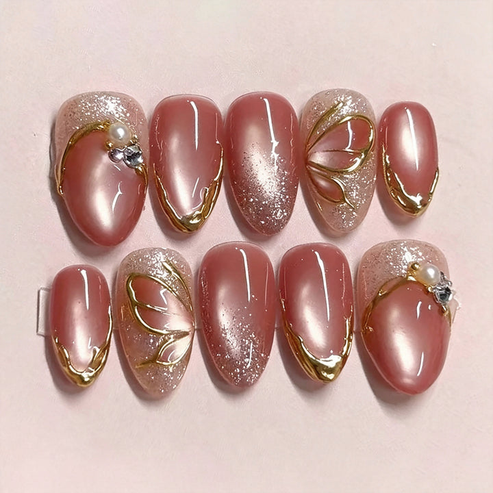 Luxuriöses Set mit Druck-Nagelkunst im floralen Design mit goldenen Akzenten