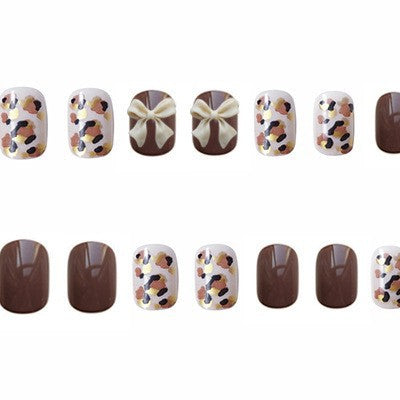 Künstlerisches Nagelkunst-Set mit dekorativen Schleifenakzenten