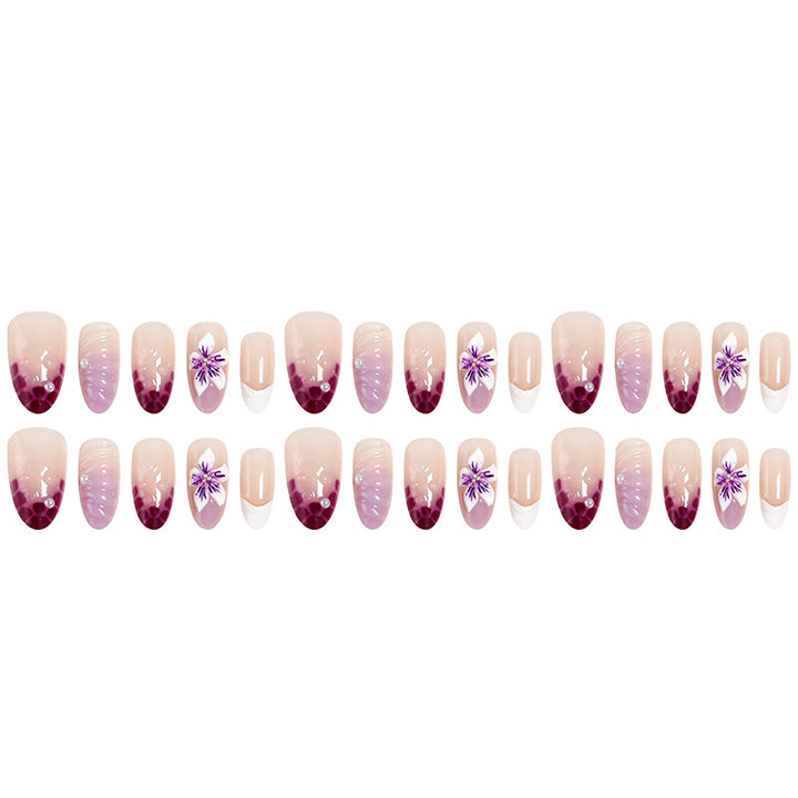 Kunstnagelset mit elegantem Ombre-Design und floralen Akzenten Karnz