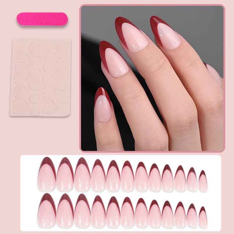 Kunstnagelset mit eleganten French-Spitzen und modernen Akzenten Karnz