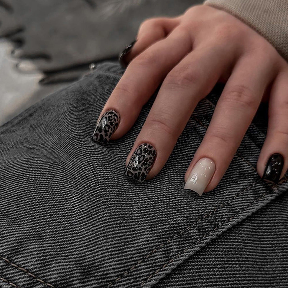 Kunstnagelset mit stylischem Leopardenmuster und eleganten Akzenten Karnz