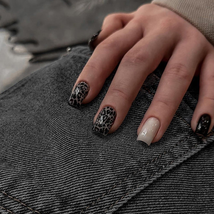 Kunstnagelset mit stylischem Leopardenmuster und eleganten Akzenten Karnz