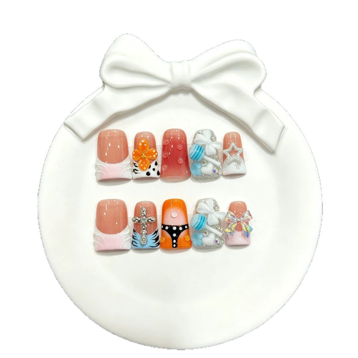 Press-On Nagelkunst-Set mit reizvollen dekorativen Akzenten und einzigartigen Designs