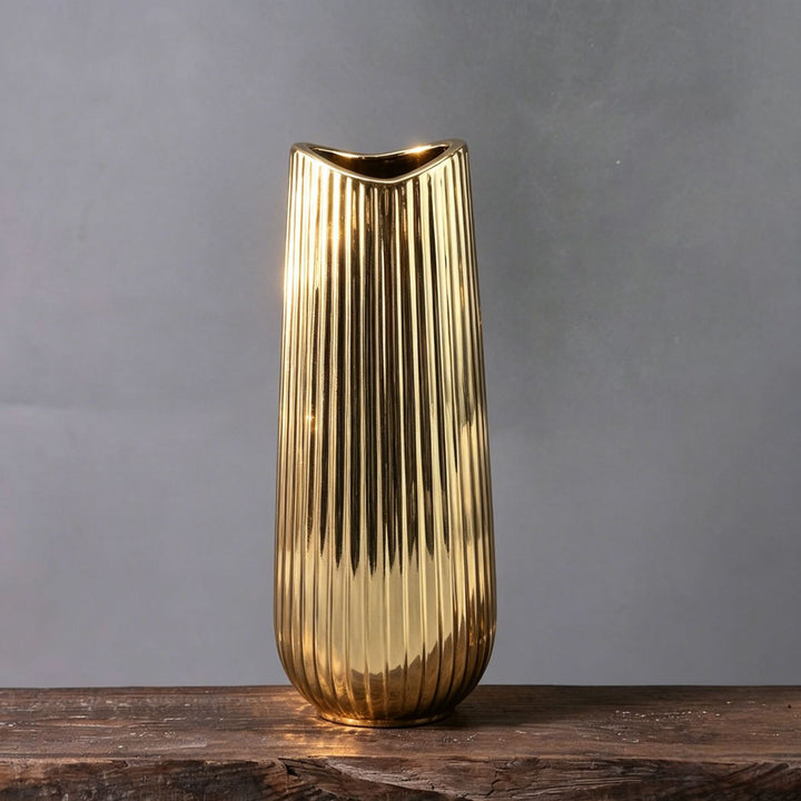Moderne gerippte keramische Vase
