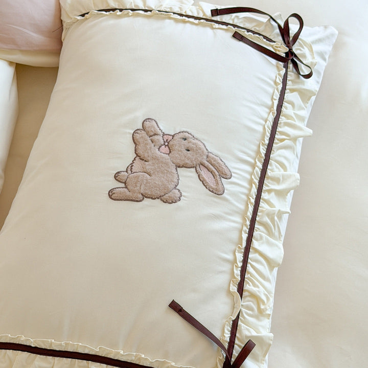 Romantisches Bettwäsche-Set mit bestickten Häschen, Rüschenrand und Wendefunktion