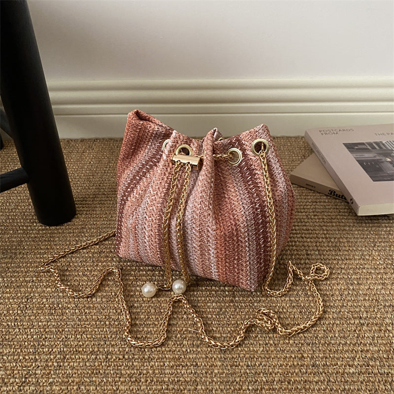 Künstlerisch gewobene Bucket Bag