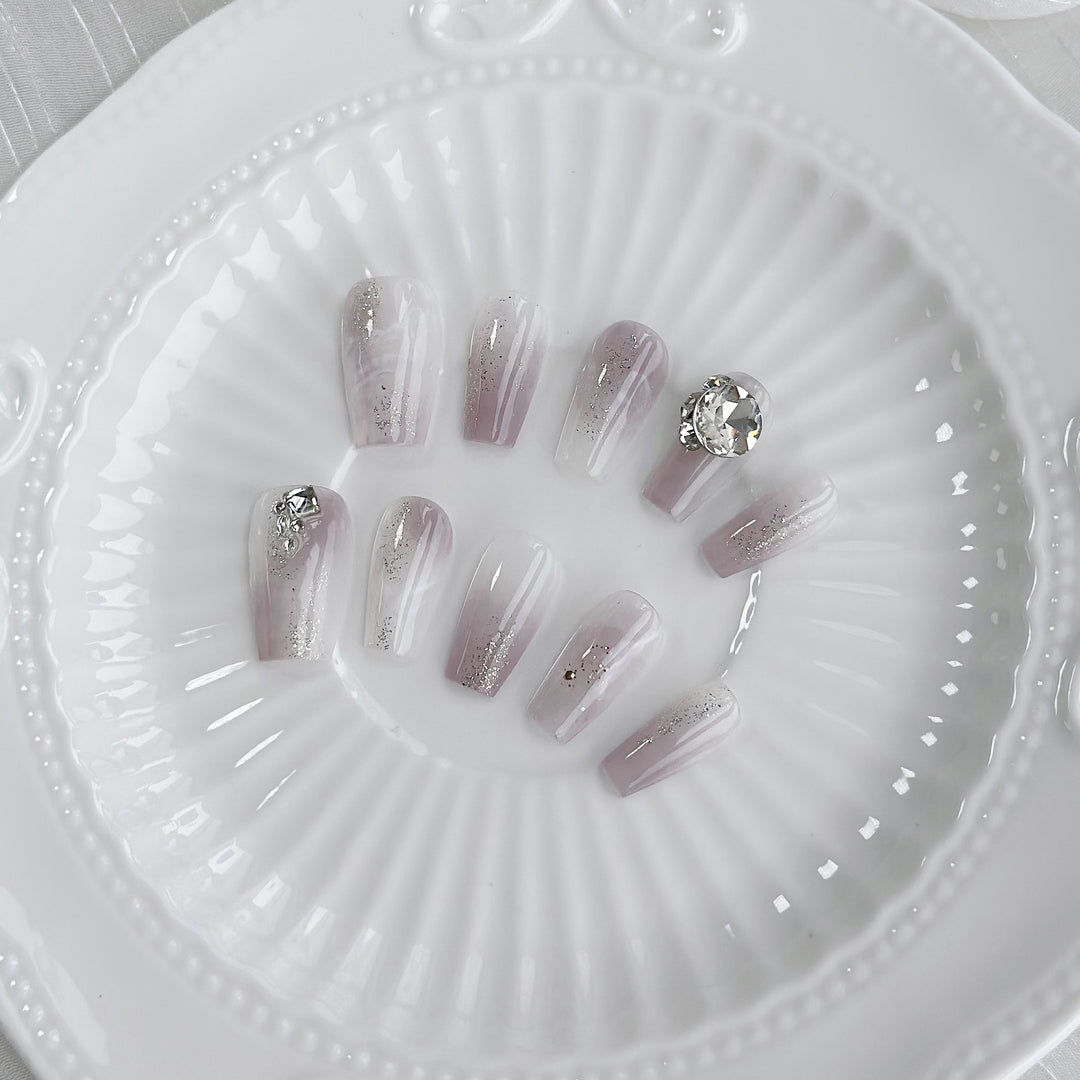 Dekoratives Press-On-Nagelset mit Glitzer- und Juwelakzenten