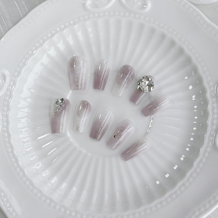 Dekoratives Press-On-Nagelset mit Glitzer- und Juwelakzenten