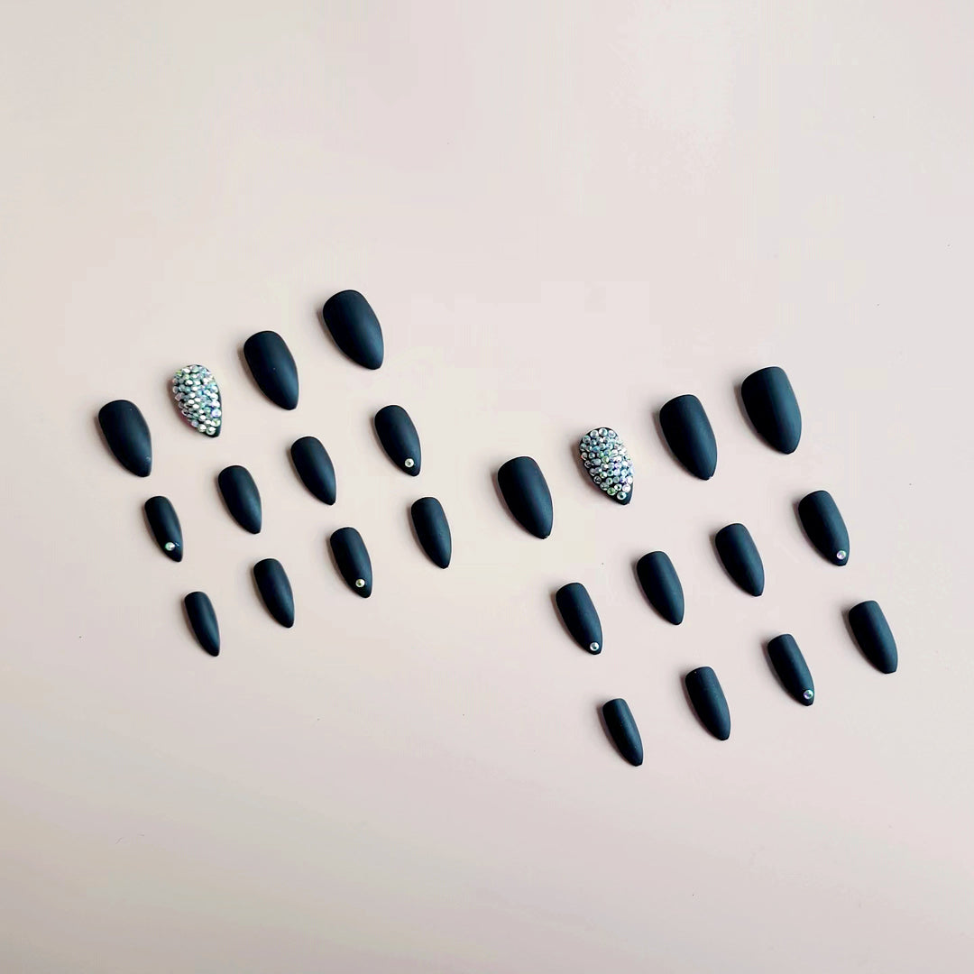 Kunstnagelset mit mattem Finish und funkelnden Akzenten Karnz