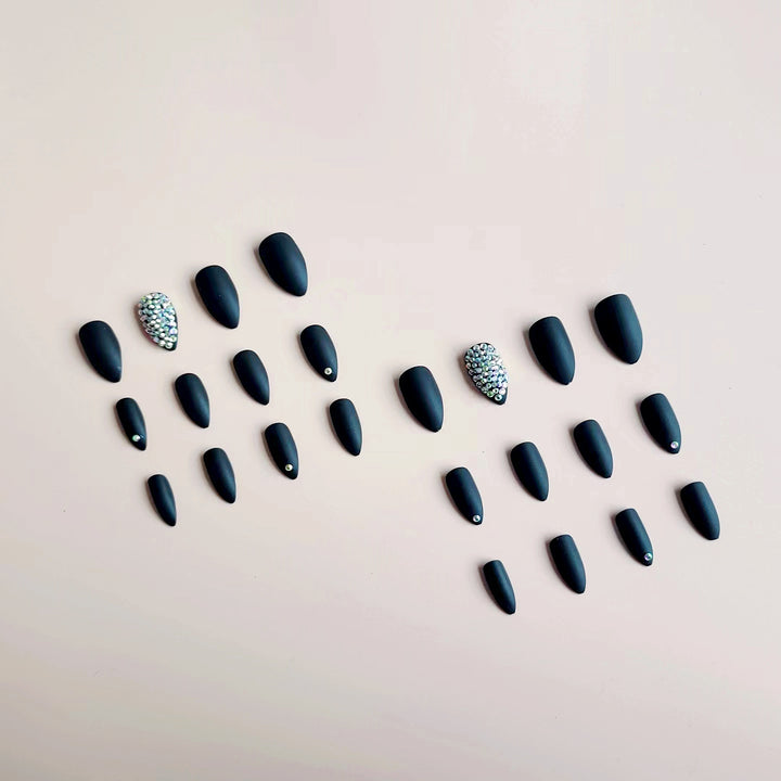 Kunstnagelset mit mattem Finish und funkelnden Akzenten Karnz