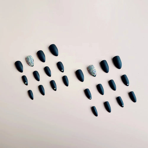 Kunstnagelset mit mattem Finish und funkelnden Akzenten Karnz